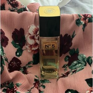 Chanel N 5 perfume
